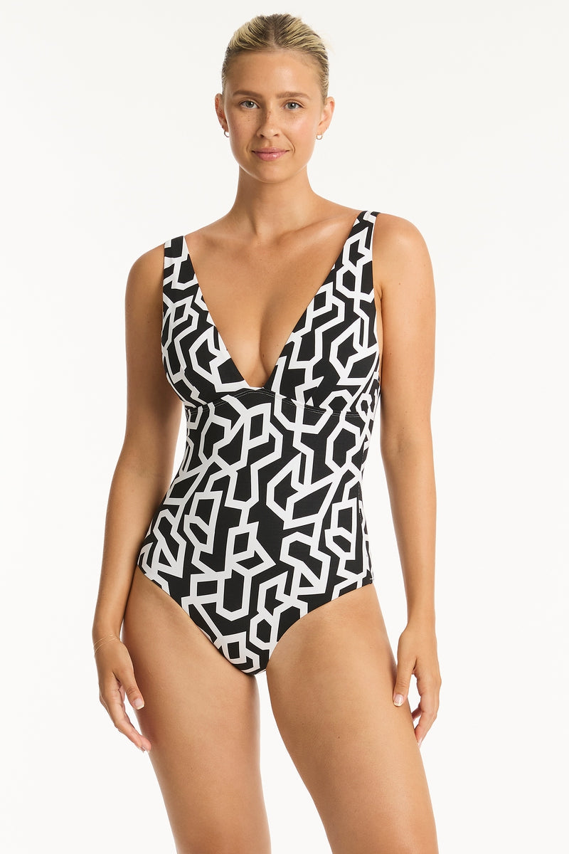 Deco_Longline-Tri-One-Piece_Sea-Level-Swim-Australia_2_99f6d0d4-00ae-477e-ae7b-89aecb0d55e5