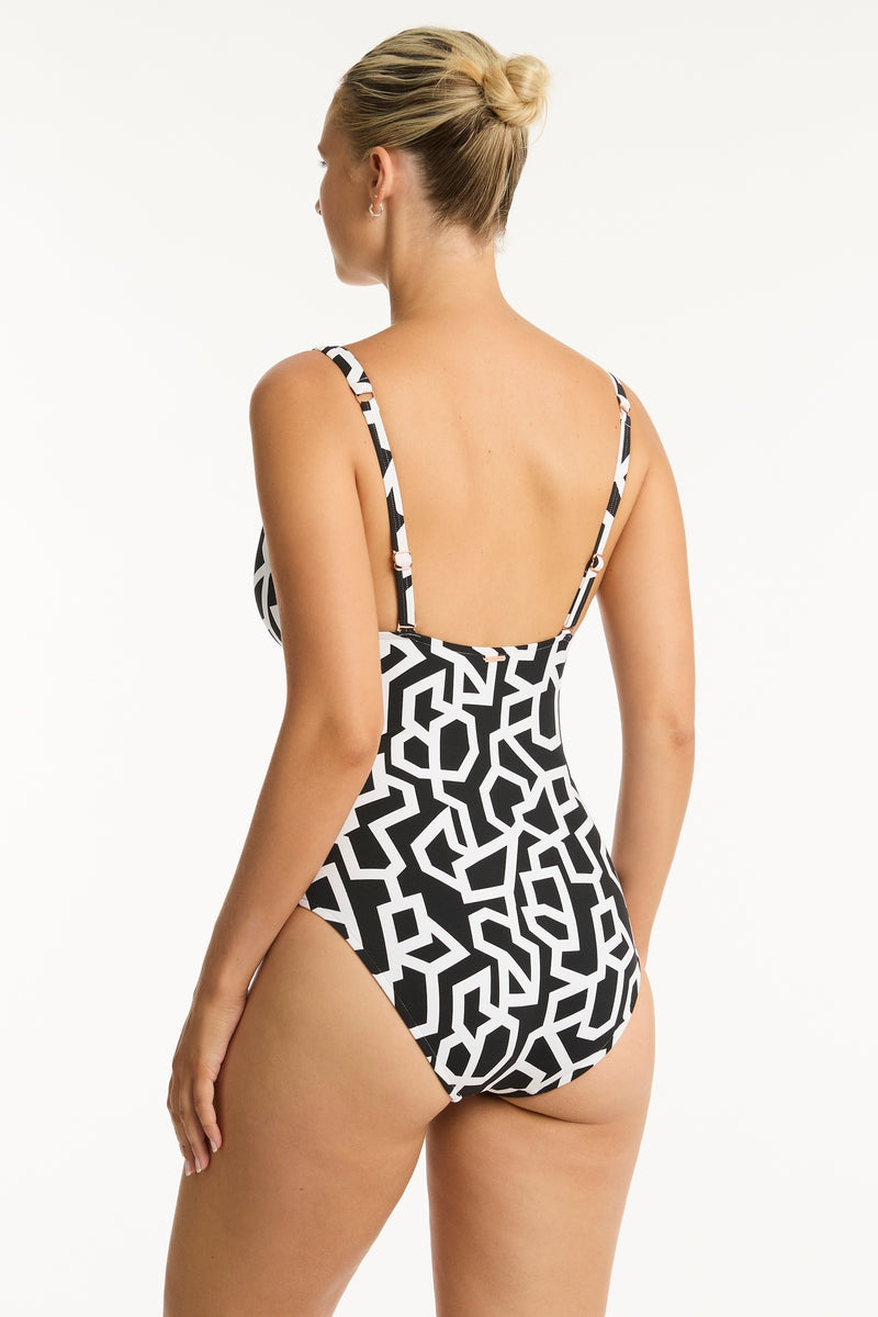 Deco_Longline-Tri-One-Piece_Sea-Level-Swim-Australia_5_536d4cd7-1197-4db8-8543-cc10b3c43097